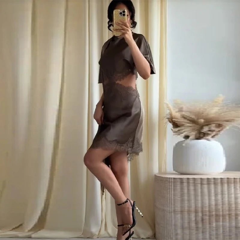 Vestido corto de satén con aberturas Chiara