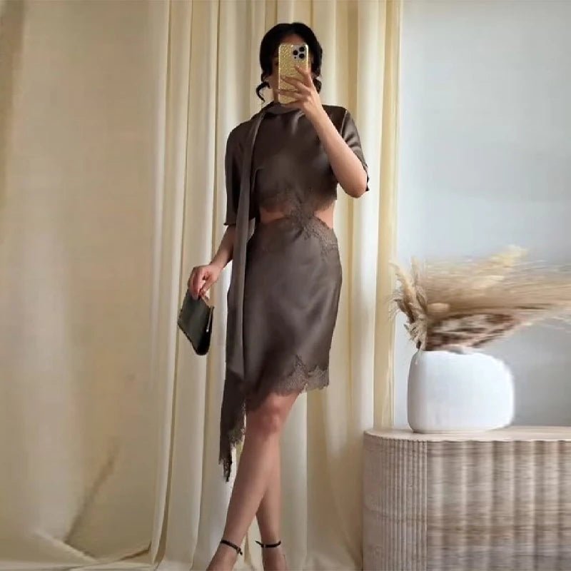 Vestido corto de satén con aberturas Chiara