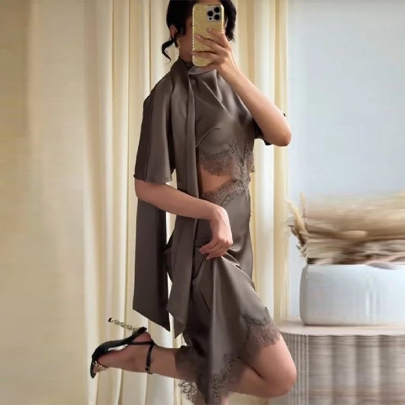 Vestido corto de satén con aberturas Chiara