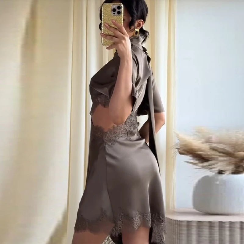 Vestido corto de satén con aberturas Chiara