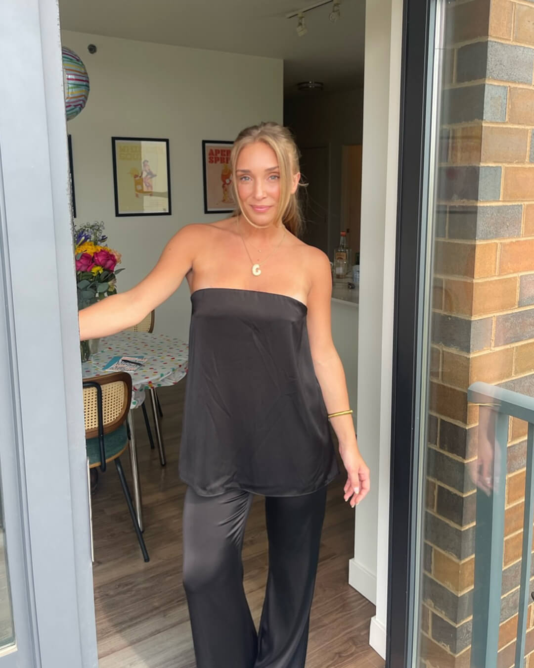 Traje de pantalón de satén Claudine con top bandeau