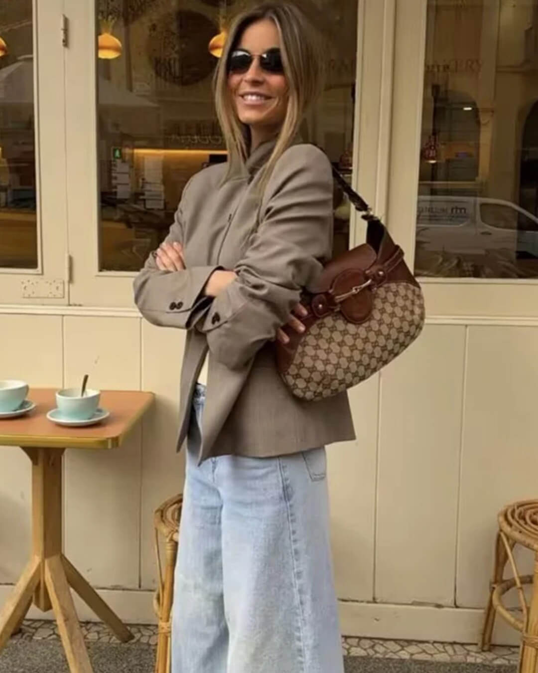 Blazer Cleo con cuello alto y cierre de botones