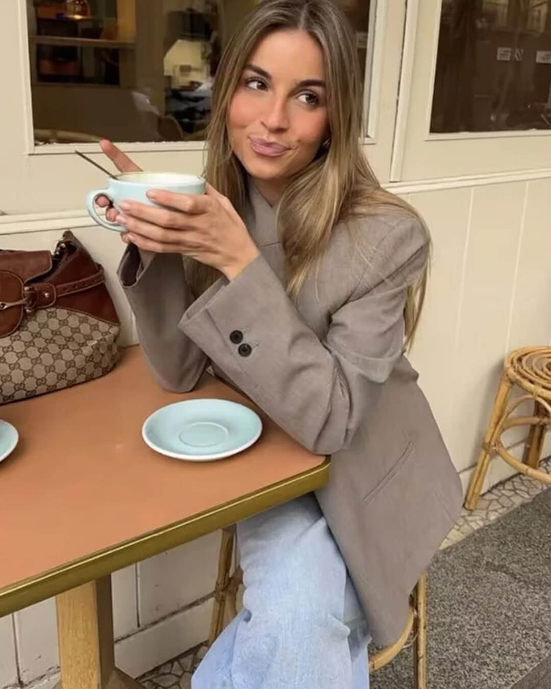 Blazer Cleo con cuello alto y cierre de botones