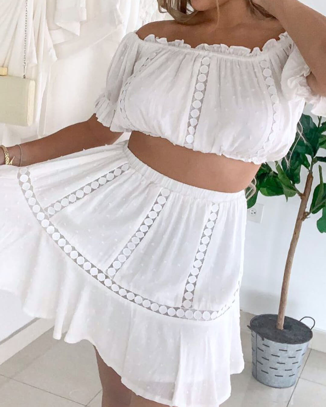 Conjunto de top corto y falda con volantes y lunares suizos Connie
