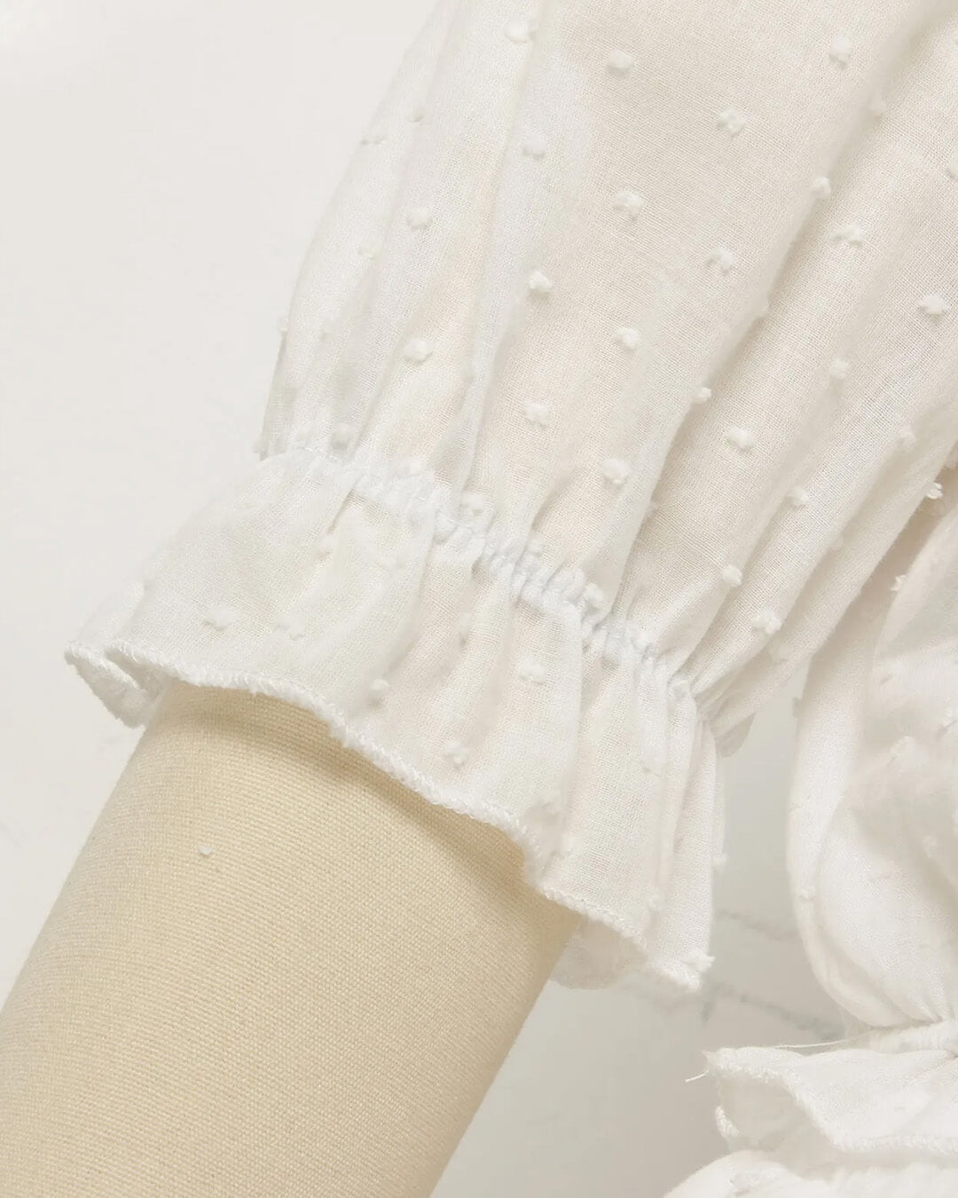 Conjunto de top corto y falda con volantes y lunares suizos Connie