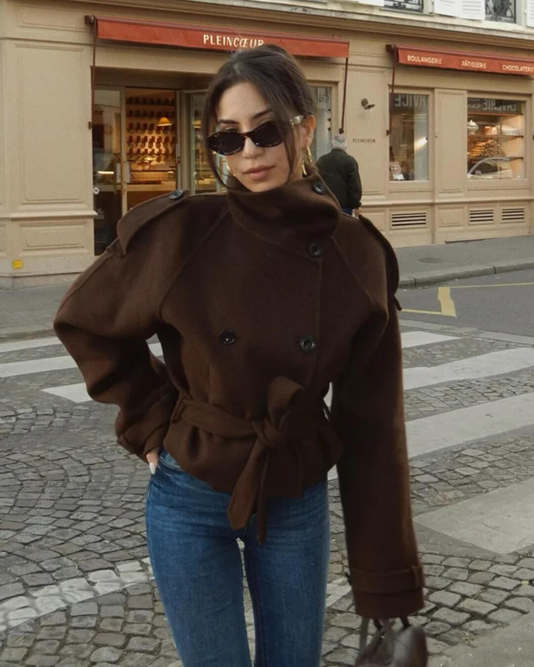 Gabardina corta Debbie con cuello mao