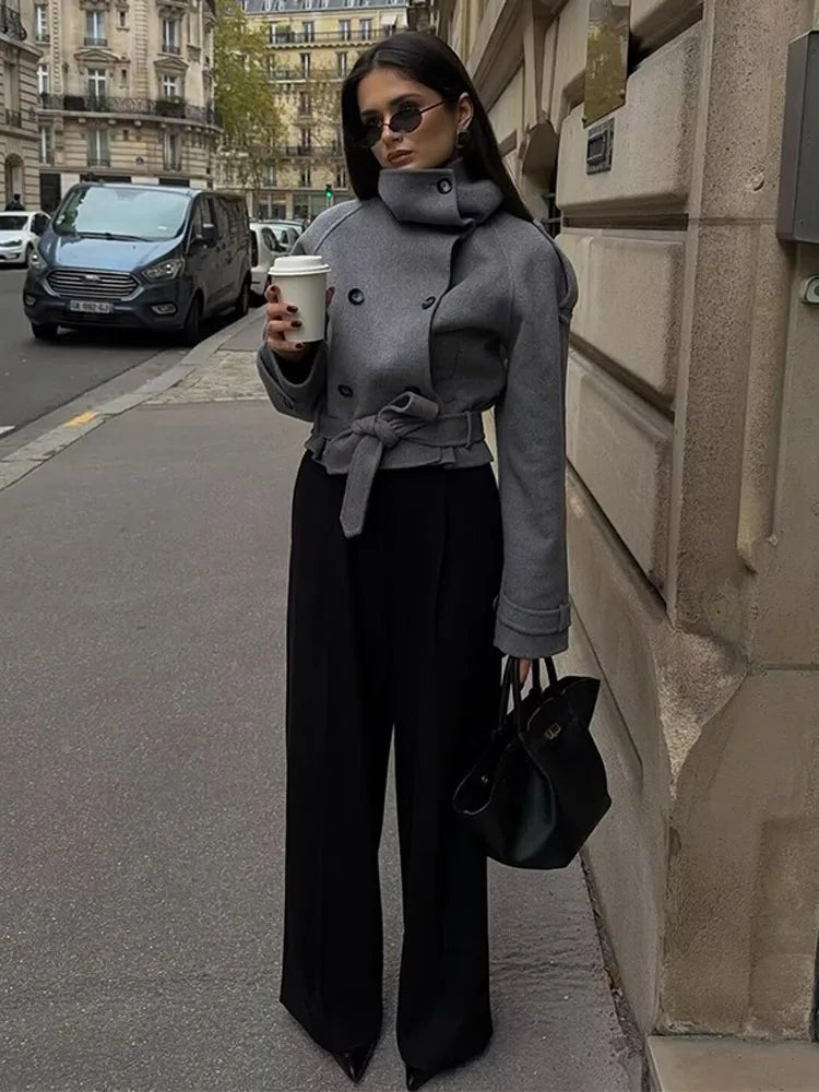 Gabardina corta Debbie con cuello mao