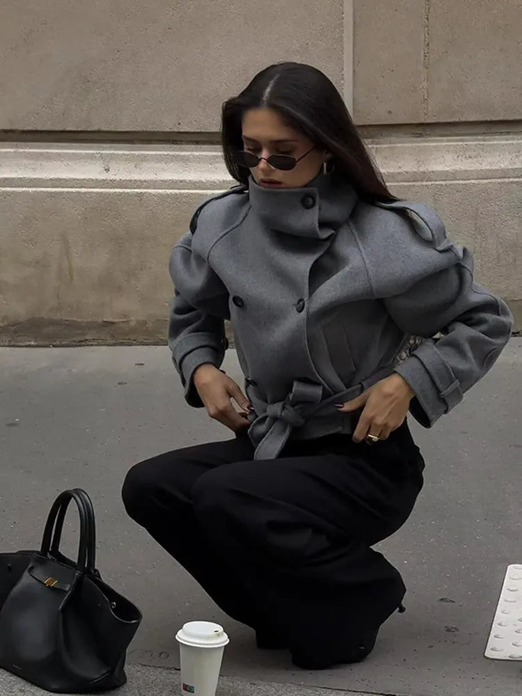 Gabardina corta Debbie con cuello mao