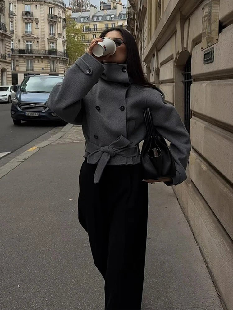 Gabardina corta Debbie con cuello mao