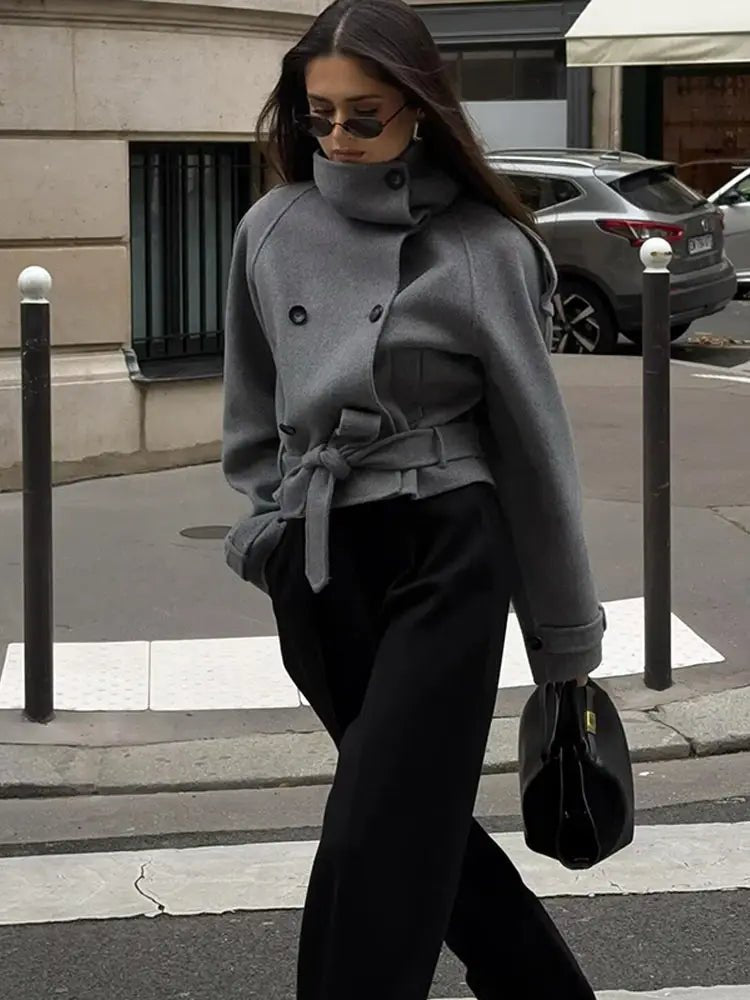 Gabardina corta Debbie con cuello mao