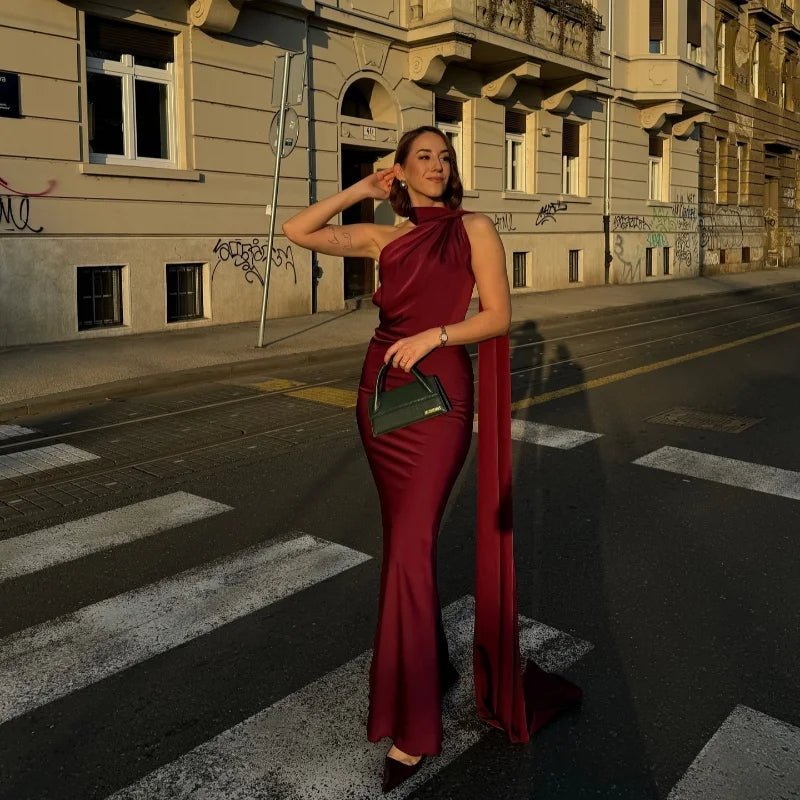 Vestido de noche Demetra de satén, halter y con espalda descubierta