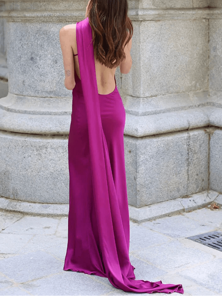 Vestido de noche Demetra de satén, halter y con espalda descubierta