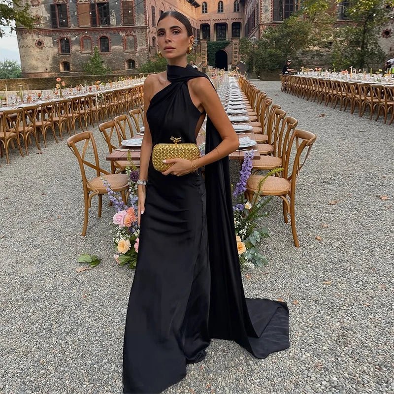 Vestido de noche Demetra de satén, halter y con espalda descubierta