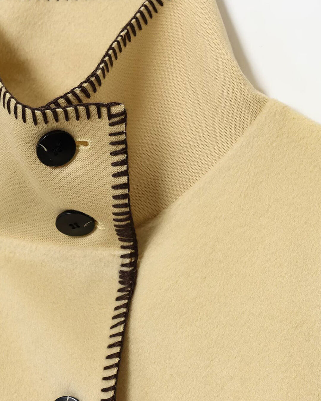 Chaqueta Emily con botones y cuello alto