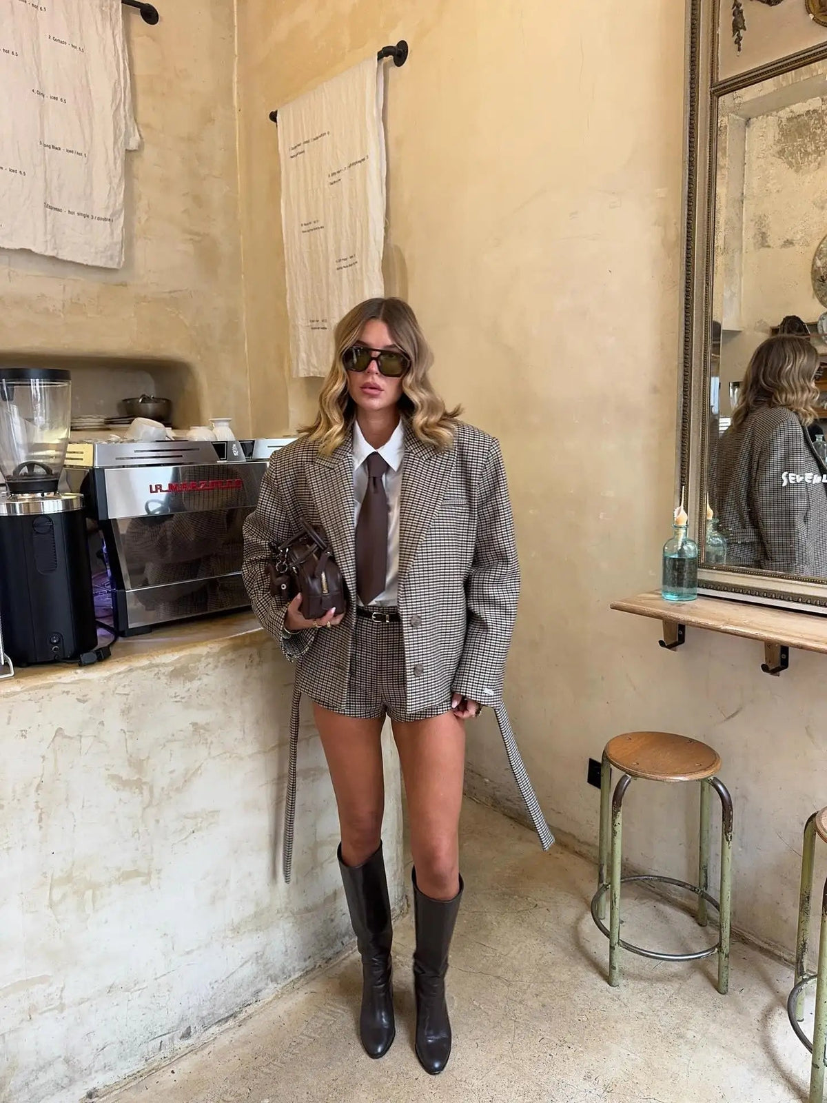 Conjunto de blazer y shorts de cuadros Emma