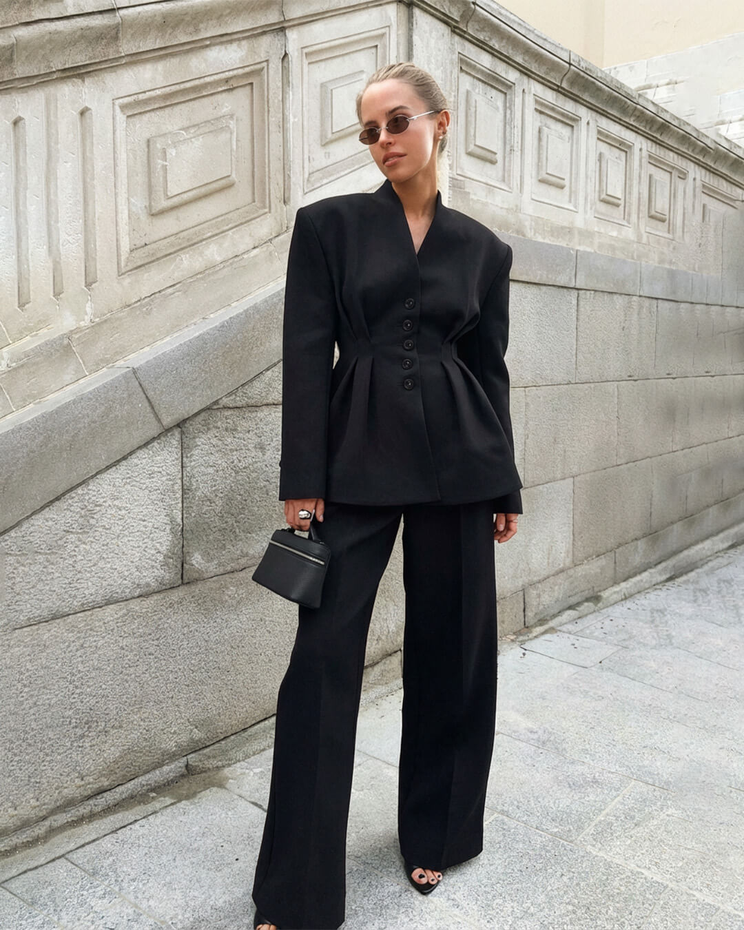 Blazer de cuello en V con cintura fruncida Empress