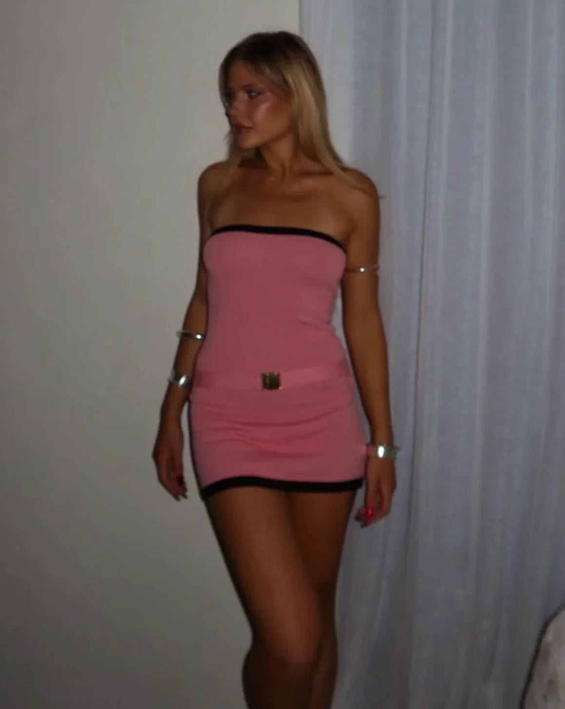 Vestido corto de punto palabra de honor con detalle de hebilla Eva