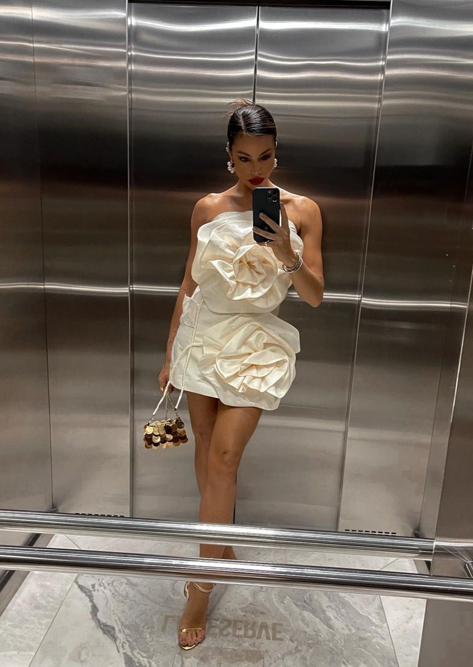 Vestido mini floral Feliz con flores 3D y sin tirantes