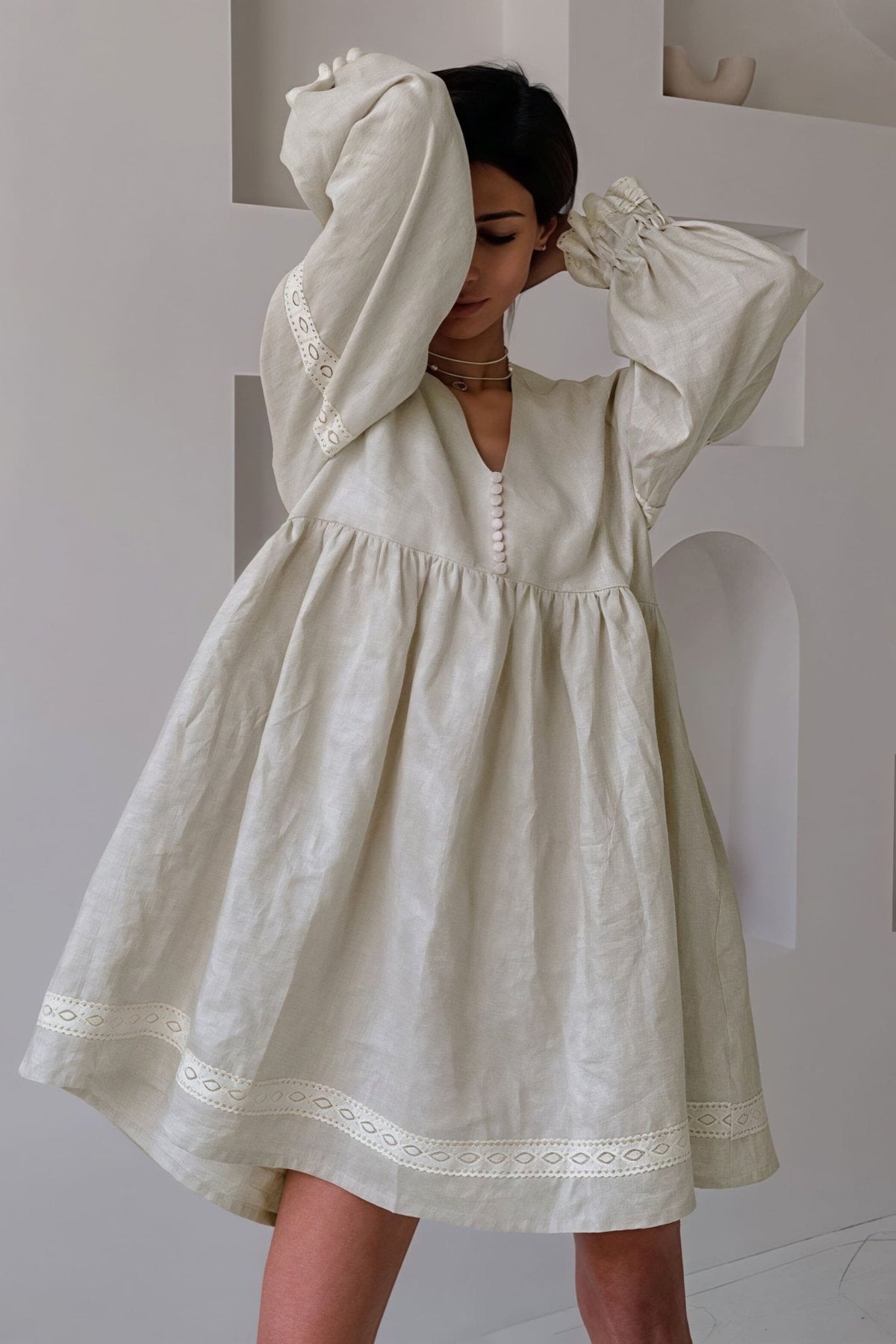 Minivestido Femke con escote en V y mangas farol