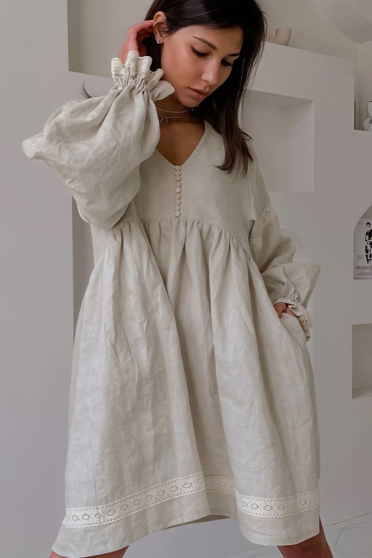 Minivestido Femke con escote en V y mangas farol
