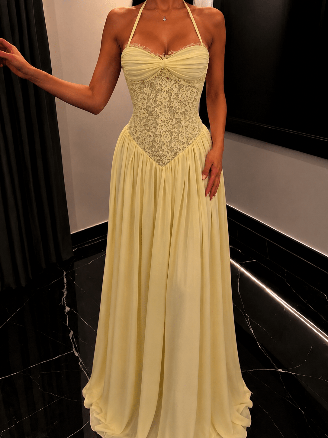 Vestido largo con corsé y cuello halter Gloria