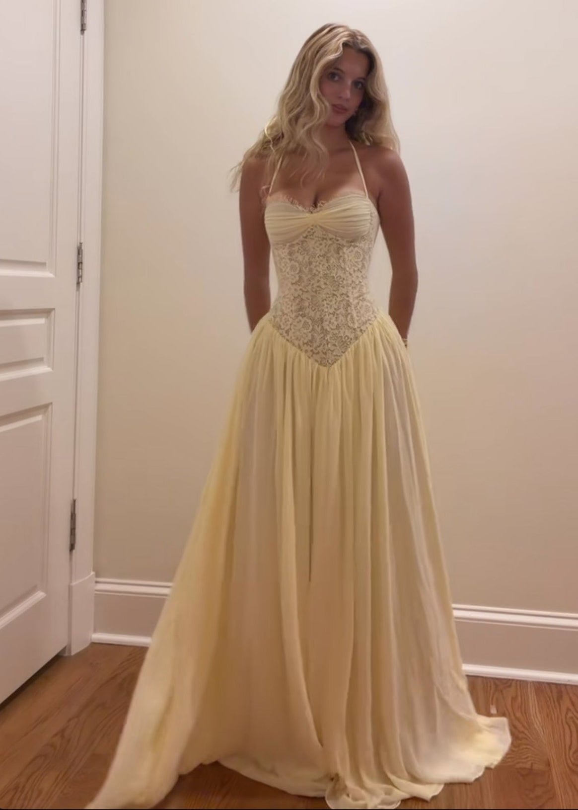 Vestido largo con corsé y cuello halter Gloria