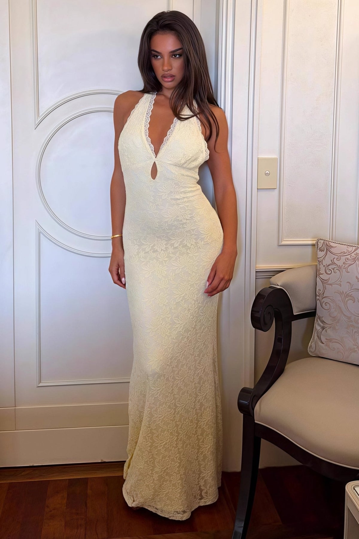 Vestido largo ajustado de encaje con cuello halter Hanna