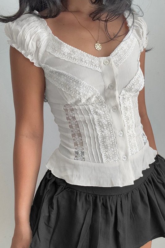 Blusa de encaje Hannah con botones frontales y mangas abullonadas