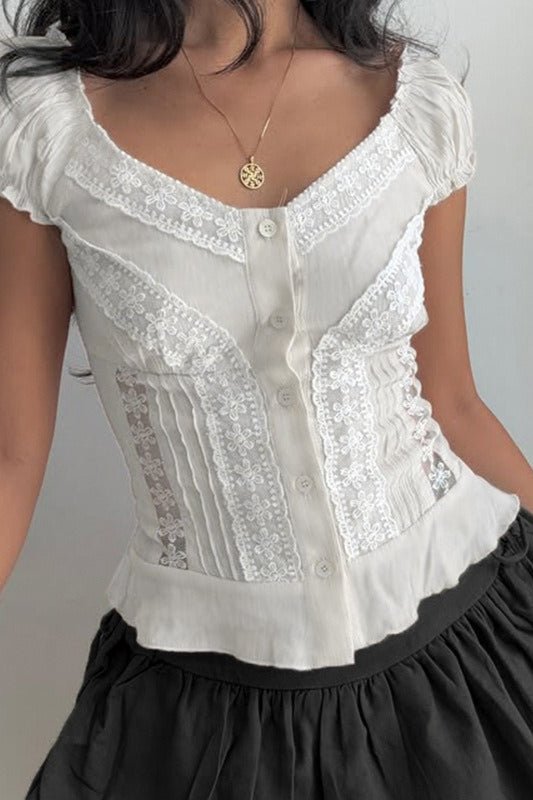 Blusa de encaje Hannah con botones frontales y mangas abullonadas