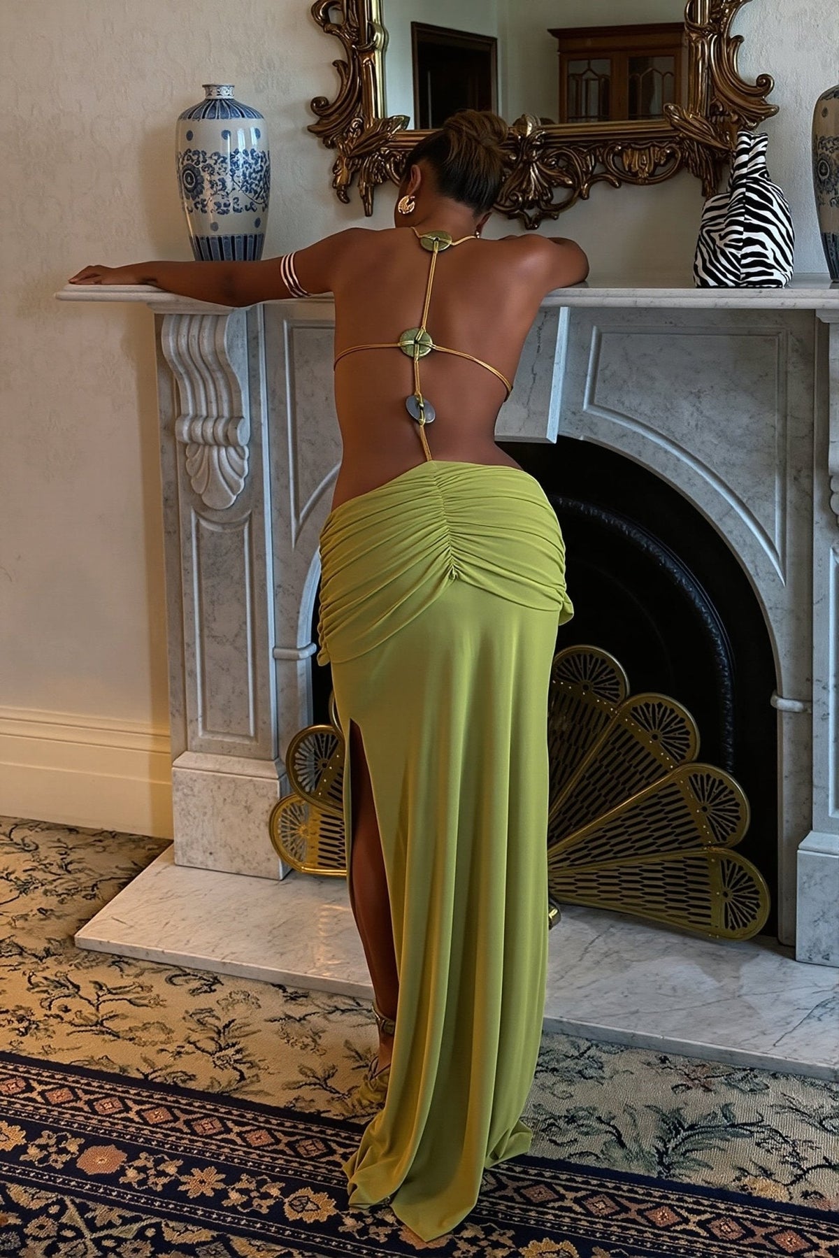 Vestido largo con cuello halter y cuentas Hillary