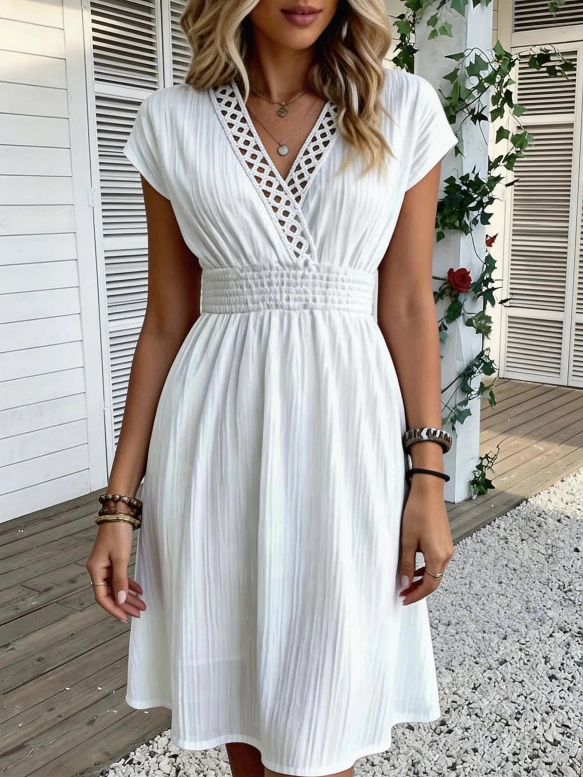Vestido entallado de encaje francés con escote de pico Ilaria