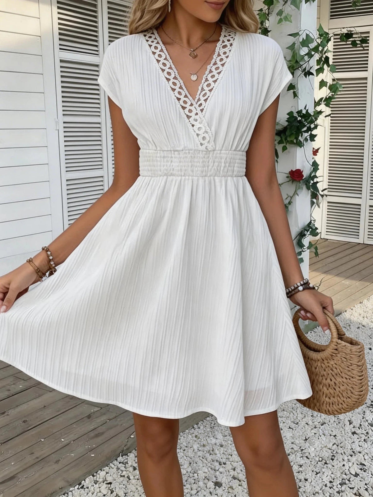 Vestido entallado de encaje francés con escote de pico Ilaria