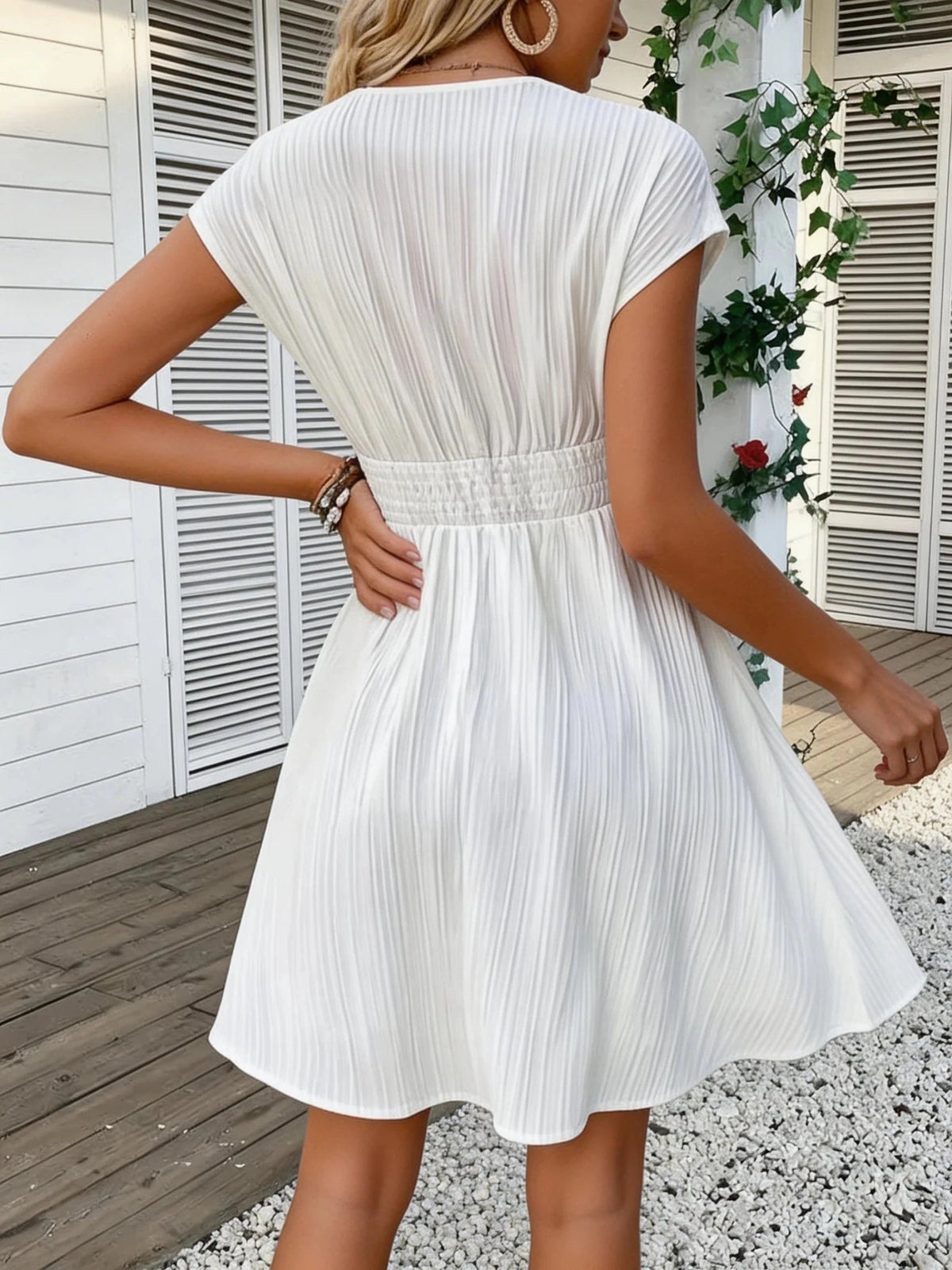 Vestido entallado de encaje francés con escote de pico Ilaria