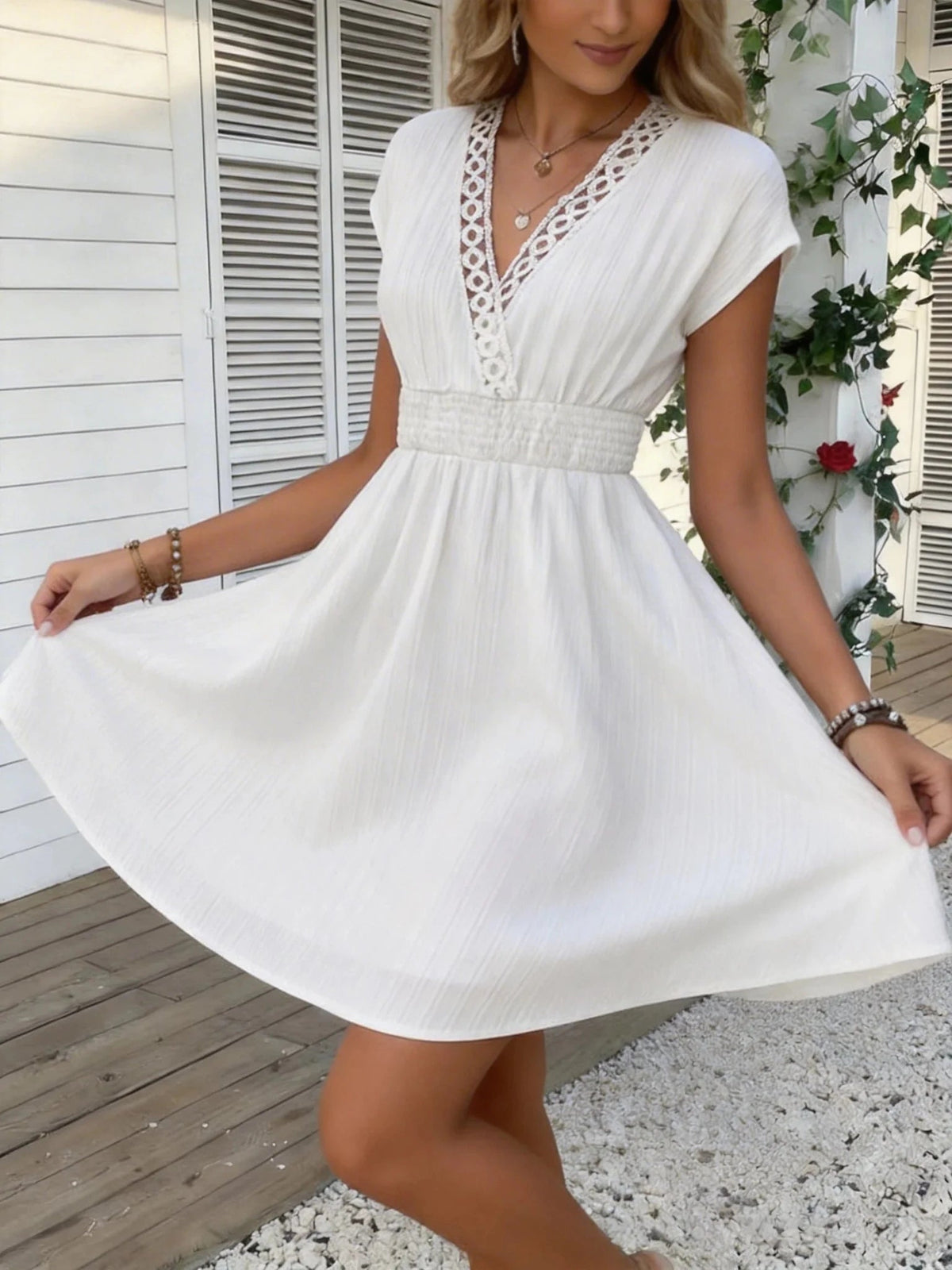 Vestido entallado de encaje francés con escote de pico Ilaria