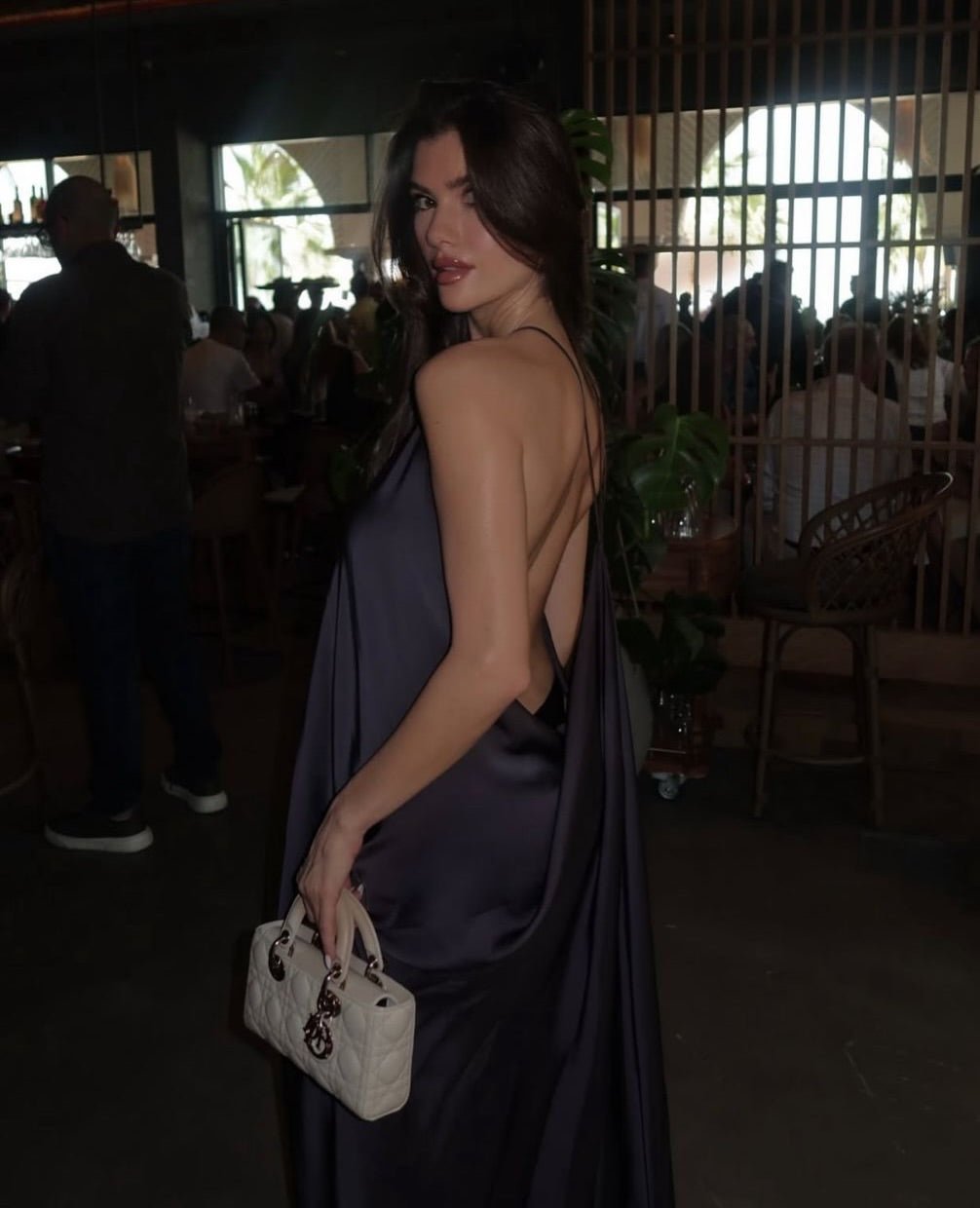Maxivestido satinado con cuello halter Indira