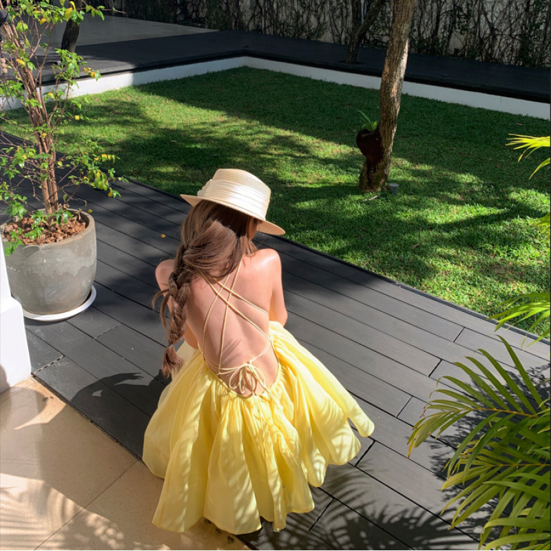 Minivestido con capas y escote en V Isabella