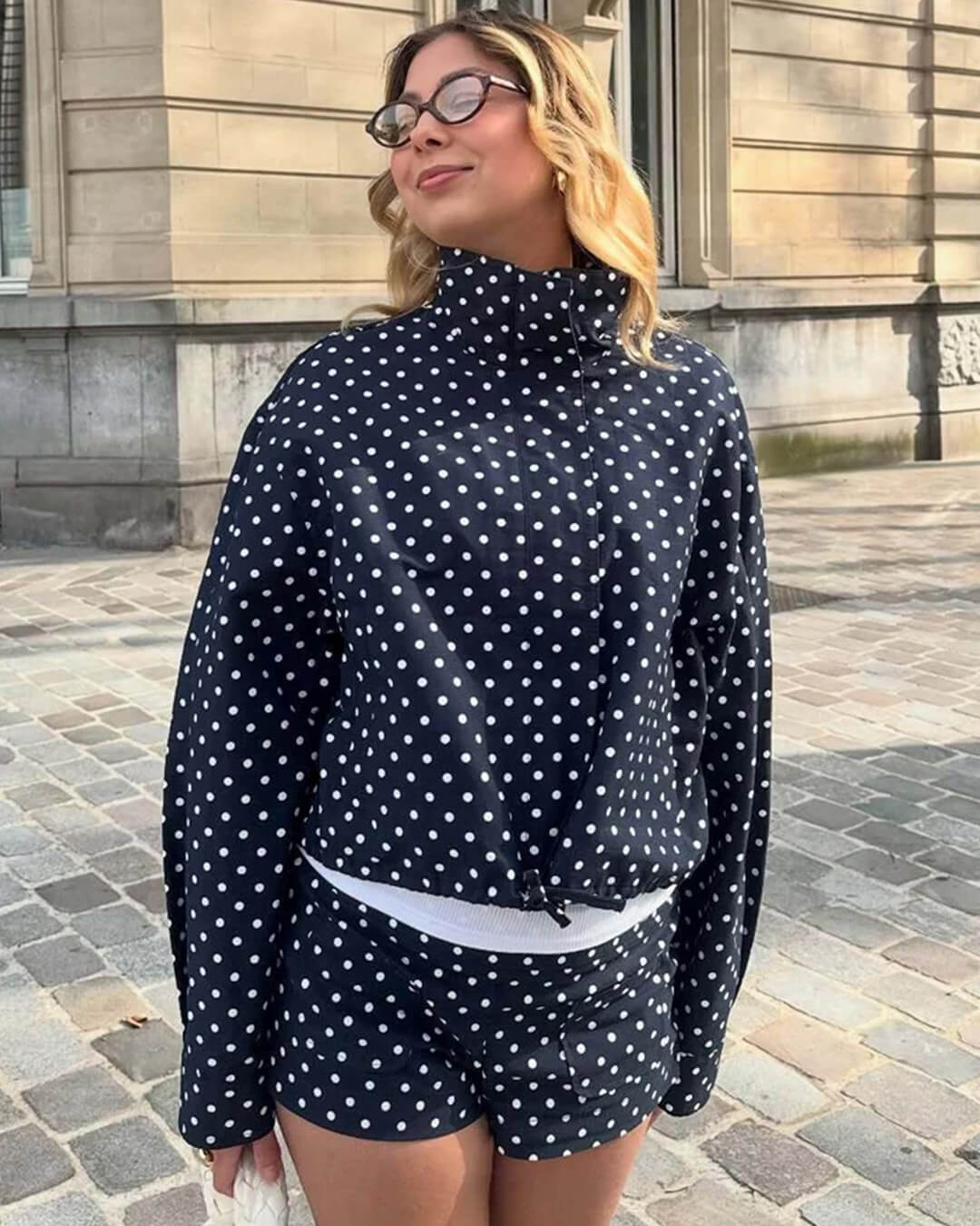 Chaqueta Janelle con cuello alto y cordón ajustable