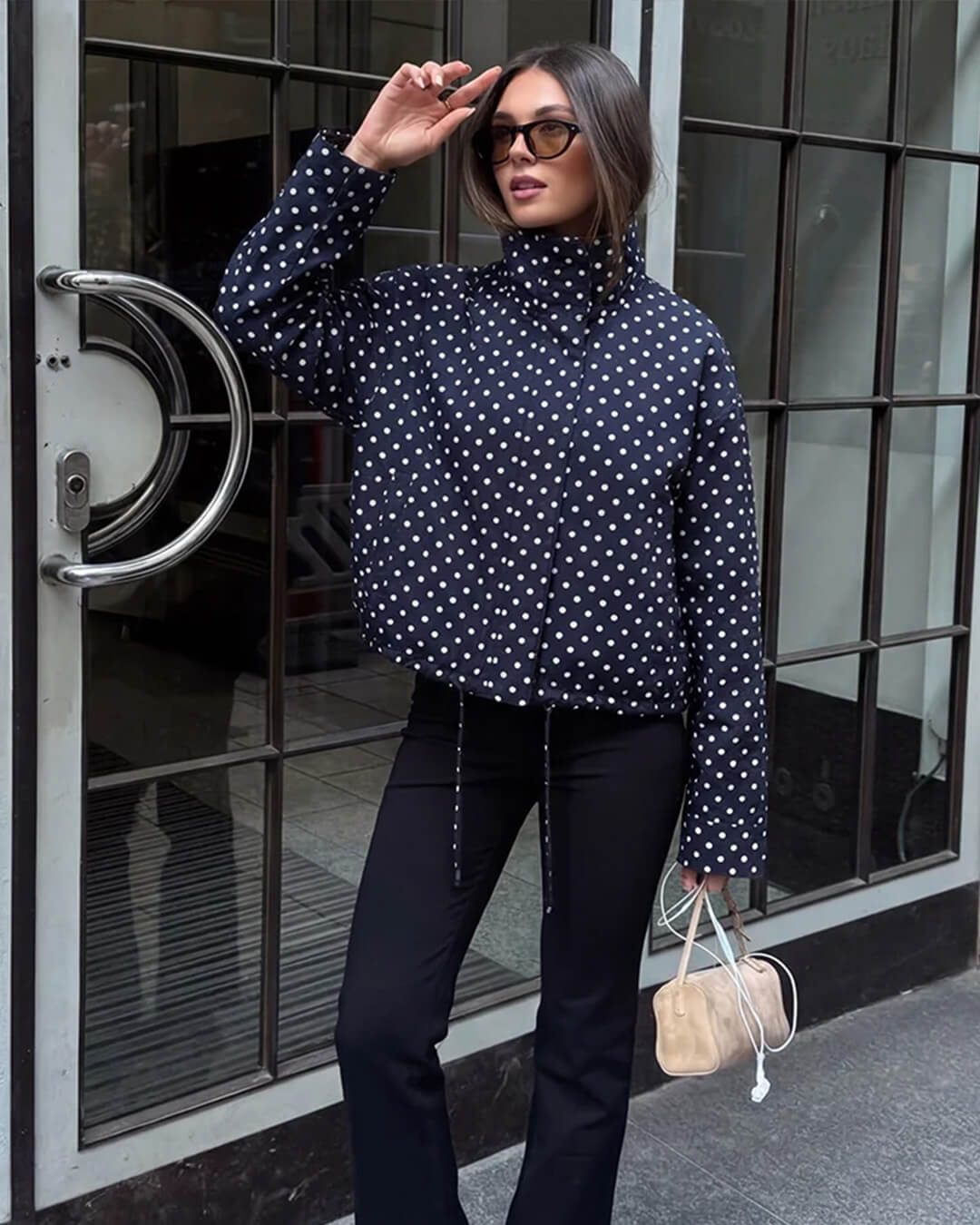 Chaqueta Janelle con cuello alto y cordón ajustable
