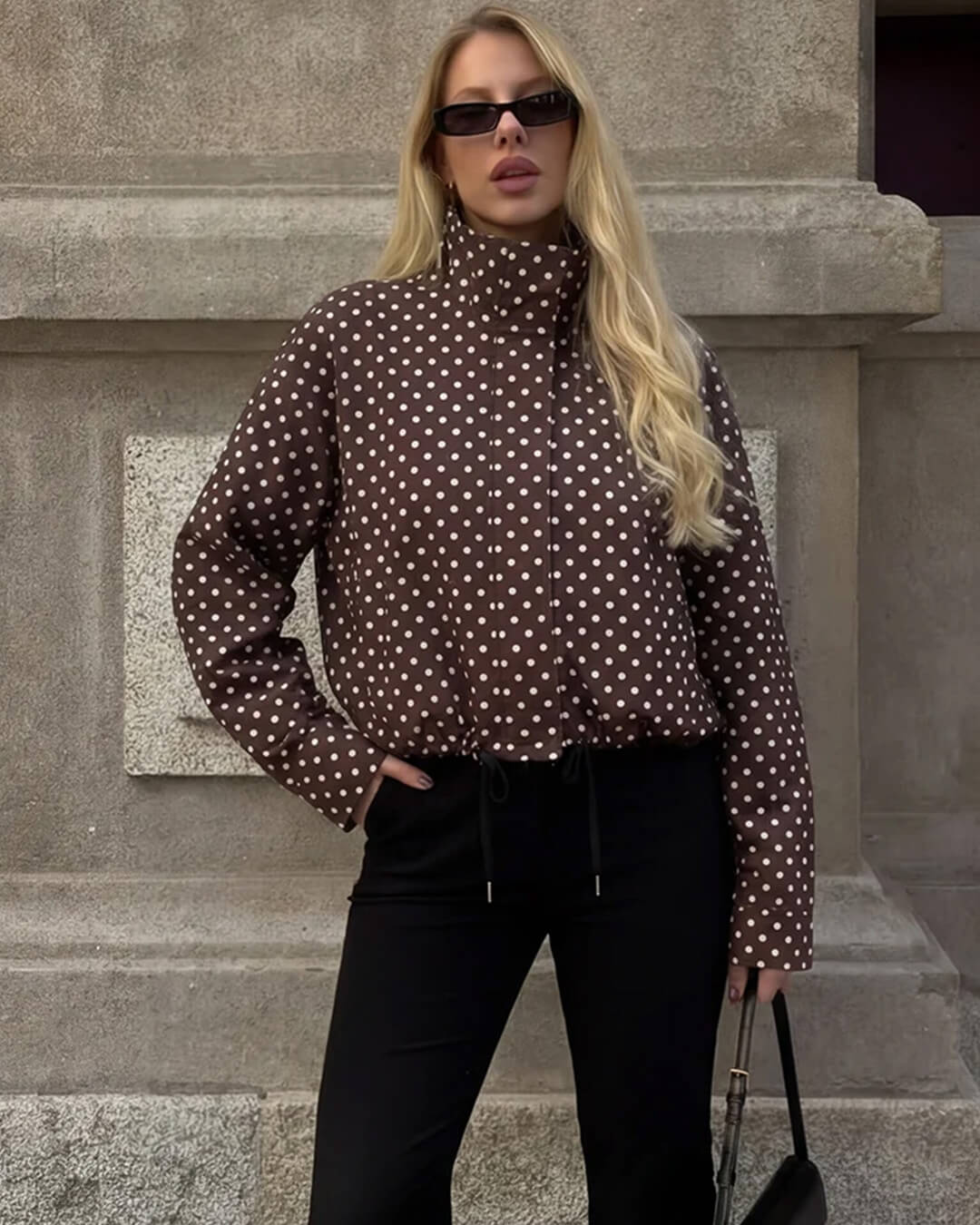 Chaqueta Janelle con cuello alto y cordón ajustable