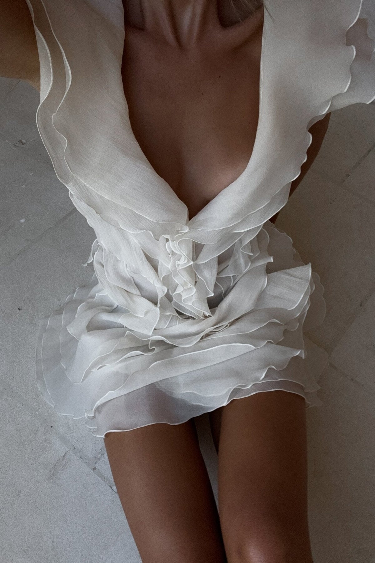 Vestido corto con volantes y hombros descubiertos Jasmine