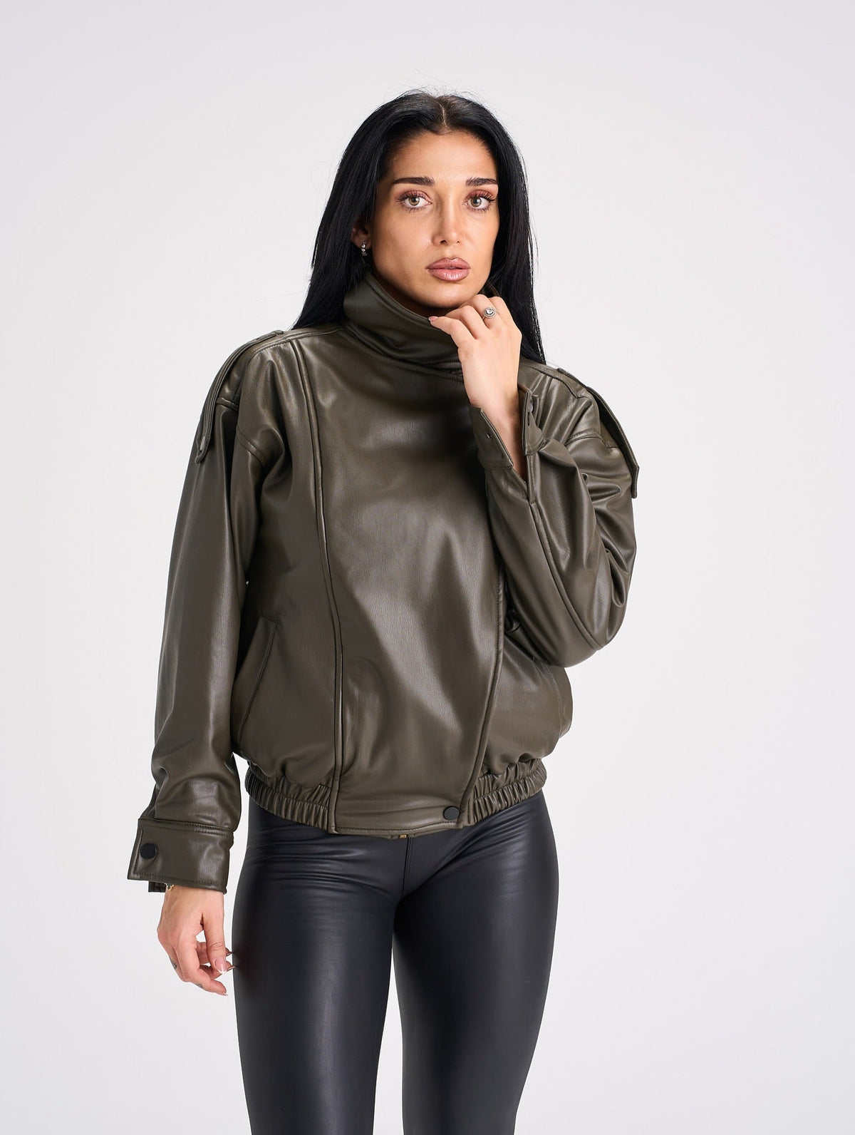 Chaqueta de cuero sintético Joyce con cremallera asimétrica