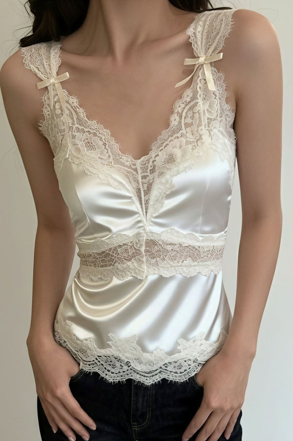 Blusa de satén y encaje Julianne, sin mangas y con escote en V