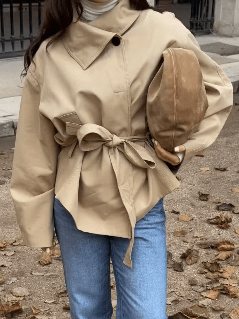 Gabardina asimétrica con cinturón Julie