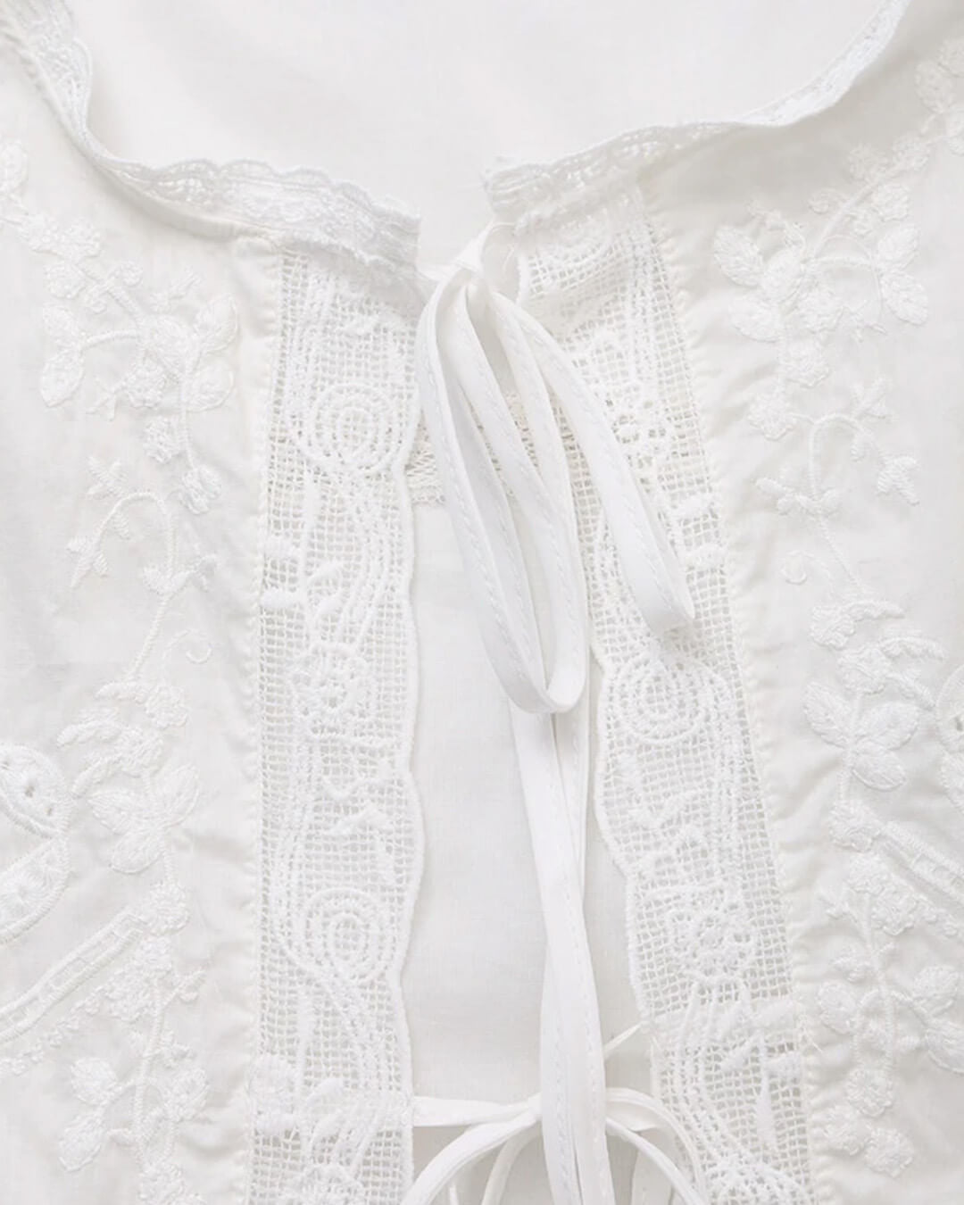 Blusa Juvie bordada con ribete de encaje