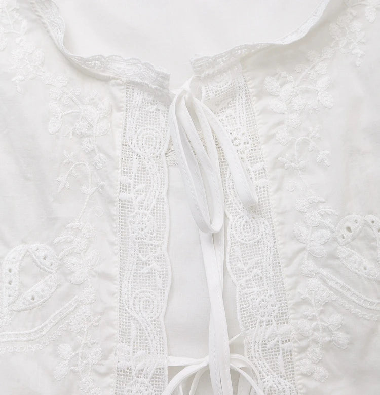 Blusa Juvie bordada con ribete de encaje