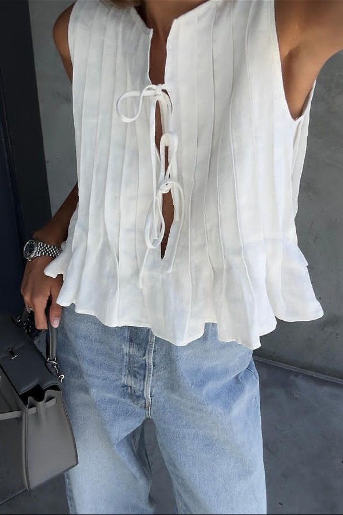 Top de tirantes Juvy de lino plisado con lazo frontal