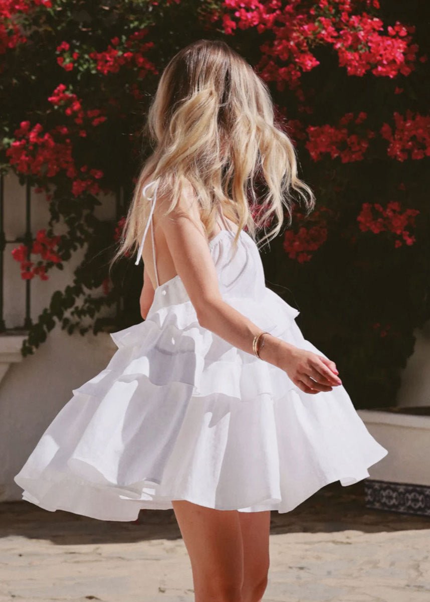 Vestido veraniego corto con volantes escalonados Kaira
