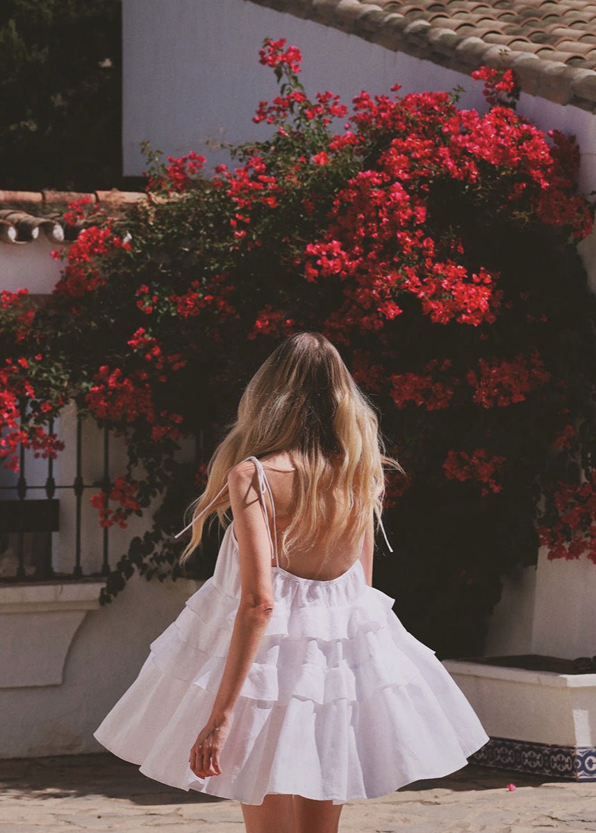 Vestido veraniego corto con volantes escalonados Kaira
