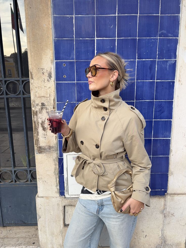 Gabardina corta con cuello mao Kara
