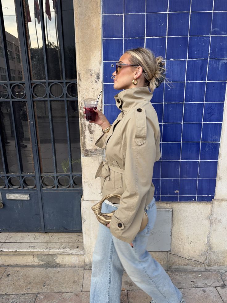 Gabardina corta con cuello mao Kara